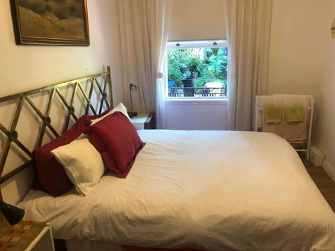 Historic Secluded Garden Cottage - Accommodation Burleigh 1