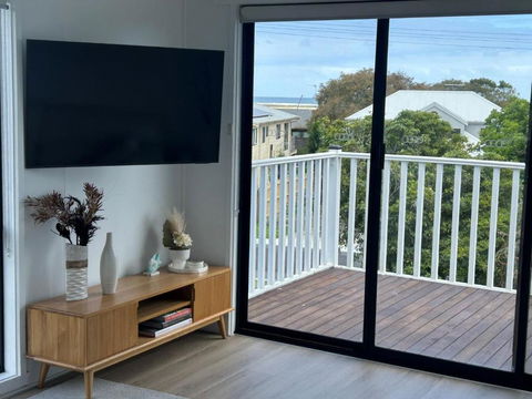 Iconic Beach House On Bruce - Accommodation Burleigh 2