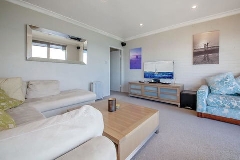 Alcheringa Unit 3 & 4, 32 Sandy Point Road - Accommodation Burleigh 2
