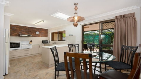 Alexander Palms - Accommodation Burleigh 0