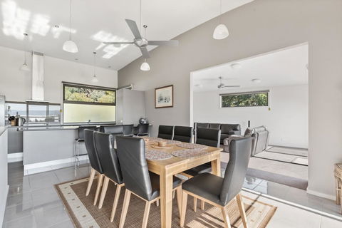 Amaroo - Accommodation Burleigh 2