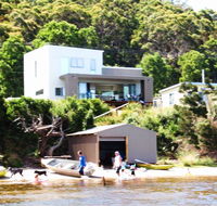 Amazing Ansons Bay Absolute Waterfront Beach House - Accommodation Burleigh