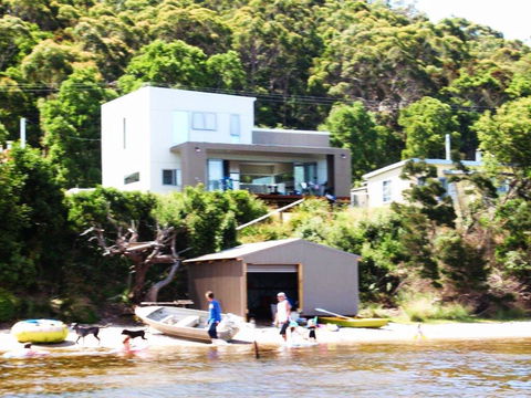 Amazing Ansons Bay Absolute Waterfront Beach House - Accommodation Burleigh 0