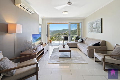 Amazing Ocean Views, Pool, Award Winning Location, Airlie Beach - Accommodation Burleigh 3