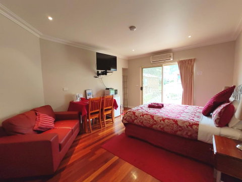 Angela's Beach Stays - Accommodation Burleigh 0
