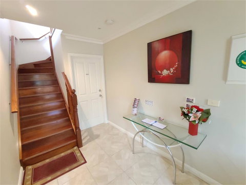 Angela's Beach Stays - Accommodation Burleigh 2