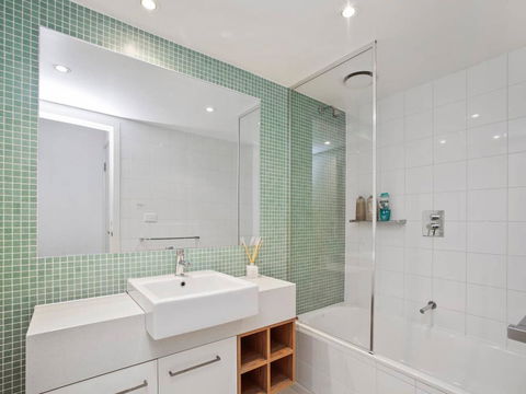APOLLO BLUE 4 - Modern Waterfront Apartment - Accommodation Burleigh 1