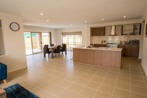 Apple House Point Cook - Accommodation Burleigh 3