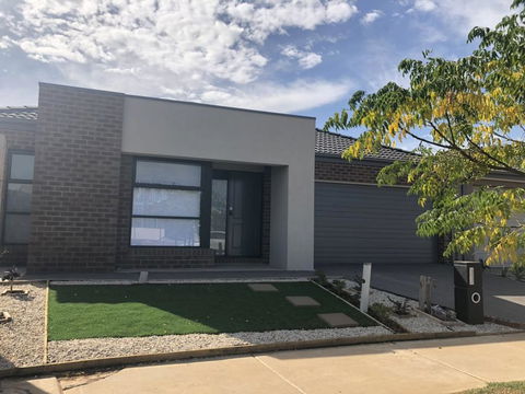 Apple House Tarneit North - Accommodation Burleigh 0