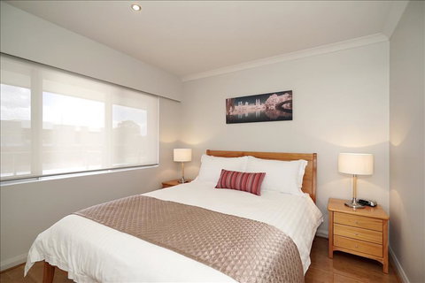 Applecross Riverside Apt - Accommodation Burleigh 2