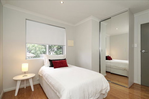 Applecross Riverside Apt - Accommodation Burleigh 0