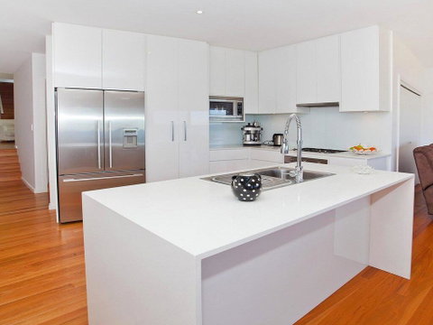 Aqua - Views Over Jones Beach - Accommodation Burleigh 1