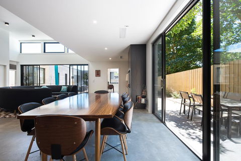 Arenas South - Accommodation Burleigh 1