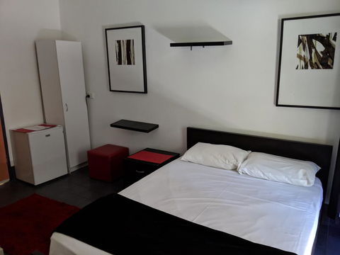 Arrival Lodge Bed & Breakfast - Accommodation Burleigh 2