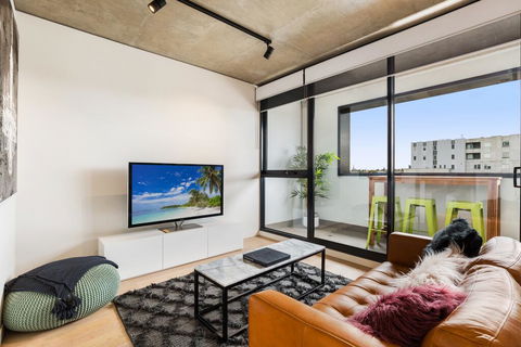 Artsy Apartment CBD City Views And Balcony - Accommodation Burleigh 1
