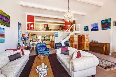 Arty Warehouse Apartment - Stroll To South Beach - Accommodation Burleigh 3