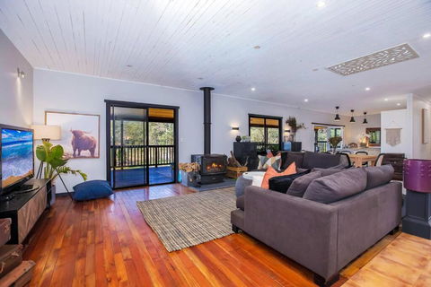 Luxury Farm House On 20 Acres - Sleeps 22 - Accommodation Burleigh 0