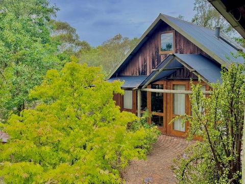 Maccys Cottages - Accommodation Burleigh 2
