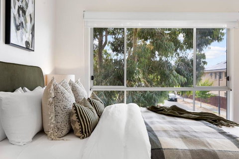 Mawson Lakes Retreat - 3BR, Wifi, Parking - Accommodation Burleigh 2