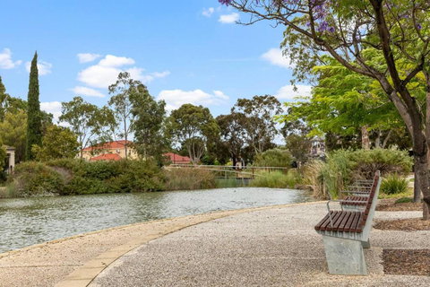 Mawson Lakes Retreat - 3BR, Wifi, Parking - Accommodation Burleigh 3