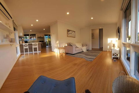 Meadow View Cottage - Accommodation Burleigh 1