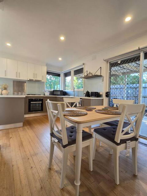 Meadow View Cottage - Accommodation Burleigh 2