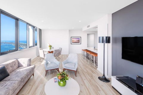 Meriton Suites Southport - Accommodation Burleigh 2