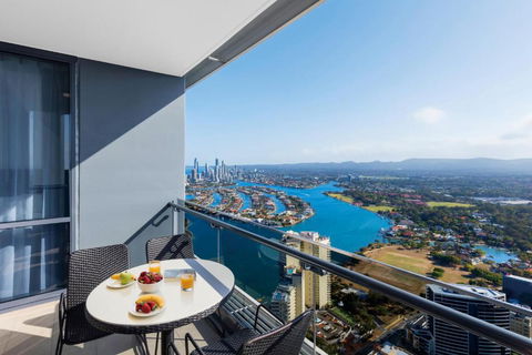 Meriton Suites Southport - Accommodation Burleigh 3