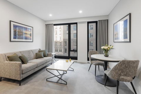 Meriton Suites Melbourne - Accommodation Burleigh 0
