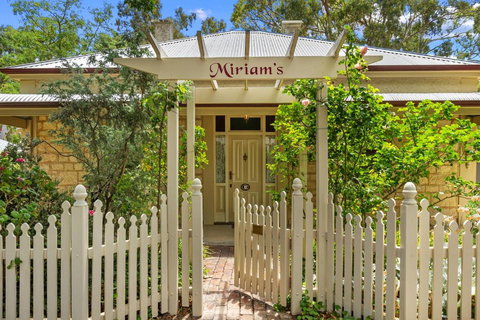 Miriams Cottage - Accommodation Burleigh 0