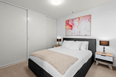 Modern 1-Bed & City Views, Steps From Racecourse - Accommodation Burleigh 1