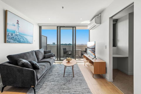 Modern 1-Bed & City Views, Steps From Racecourse - Accommodation Burleigh 3
