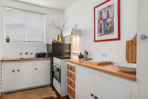 Modern City-Fringe Apartment In New Town - Accommodation Burleigh 3
