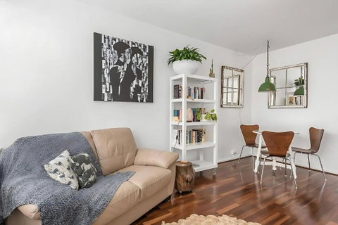 Modern City-Fringe Apartment In New Town - Accommodation Burleigh 1