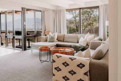 Modern Home Overlooking River - Accommodation Burleigh 1