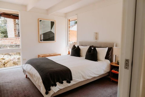Modern Home Overlooking River - Accommodation Burleigh 2