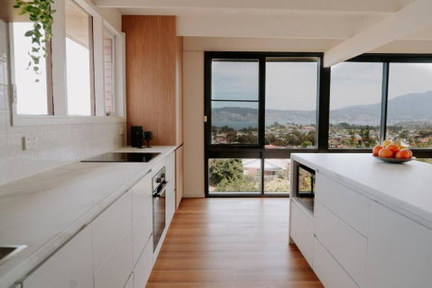 Modern Home Overlooking River - Accommodation Burleigh 3