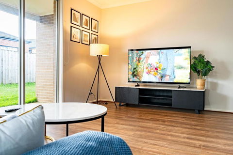 Modern Homely House In Clyde - Accommodation Burleigh 2