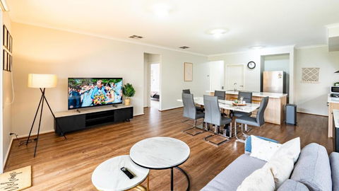 Modern Homely House In Clyde - Accommodation Burleigh 1