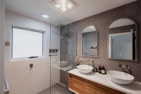Modern Refurbished Unit In Charming Bellerive - Accommodation Burleigh 1