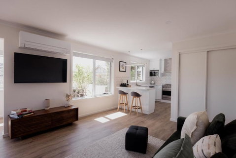 Modern Refurbished Unit In Charming Bellerive - Accommodation Burleigh 2