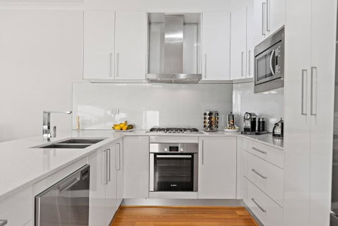 Modern Scarborough Townhouse - Accommodation Burleigh 2