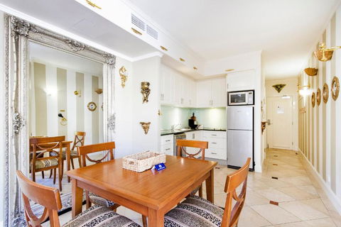 Nautical Romance, In The Heart Of Noosa - Accommodation Burleigh 2