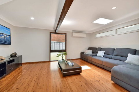 NEW PropertyBreezy Bayside Haven At Brightwaters - Accommodation Burleigh 2