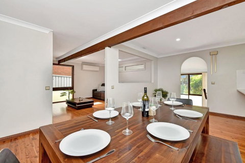 NEW PropertyBreezy Bayside Haven At Brightwaters - Accommodation Burleigh 1