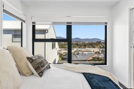 Mountain View Villa-close To Shops-10min To CBD - Accommodation Burleigh 2