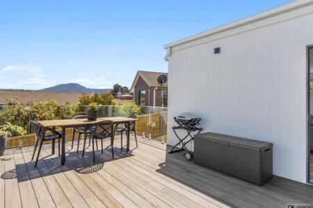 Mountain View Villa-close To Shops-10min To CBD - Accommodation Burleigh 0