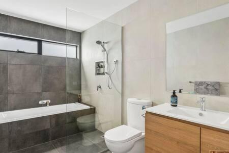 Mountain View Villa-close To Shops-10min To CBD - Accommodation Burleigh 1