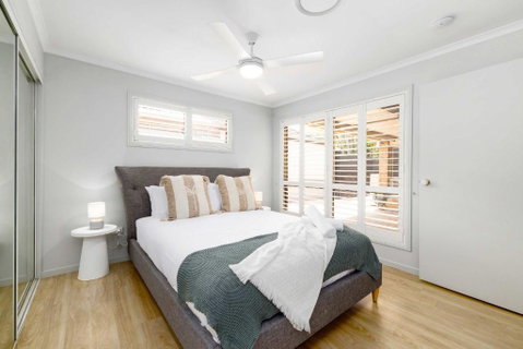 NEW 3BR Serene Creekside Retreat In Helensvale - Accommodation Burleigh 1