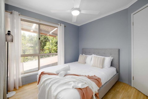 NEW 3BR Serene Creekside Retreat In Helensvale - Accommodation Burleigh 2